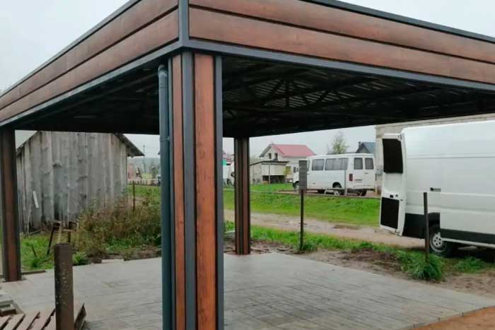 Навес из металлопрофиля для авто под дерево
